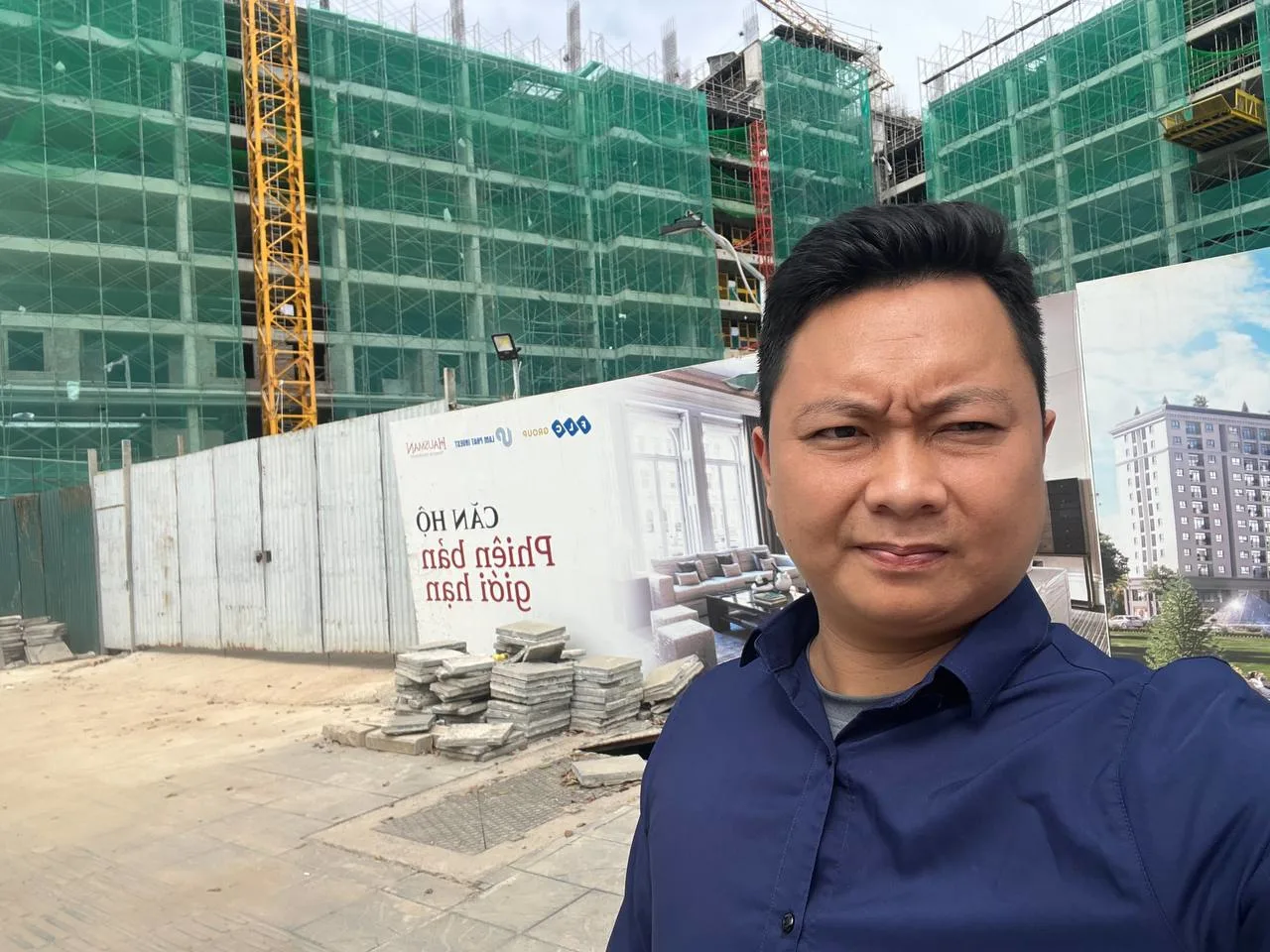 Chung cư cao cấp Tây Hà Nội: Hausman FLC so sánh Dự án hot quanh Aeon 7 Chuyên gia bất động sản Việt Nam đứng trước công trường đang xây dựng, cảnh Hausman FLC đang thi công, so sánh dự án khác của kygoibatdongsan, tel: 0838919648