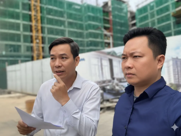 Hai chuyên gia bất động sản Việt Nam đang trao đổi tại công trường, phân tích các dự án, so sánh với Hausman FLC của kygoibatdongsan, tel: 0838919648