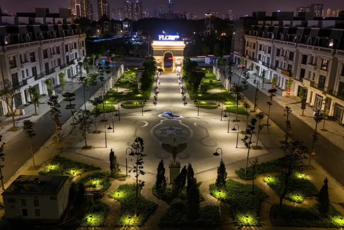 Quảng trường của Hausman FLC lung linh ánh đèn về đêm, tái hiện kiến trúc Pháp cổ điển, mang đến trải nghiệm sang trọng từ kygoibatdongsan, tel: 0838919648
