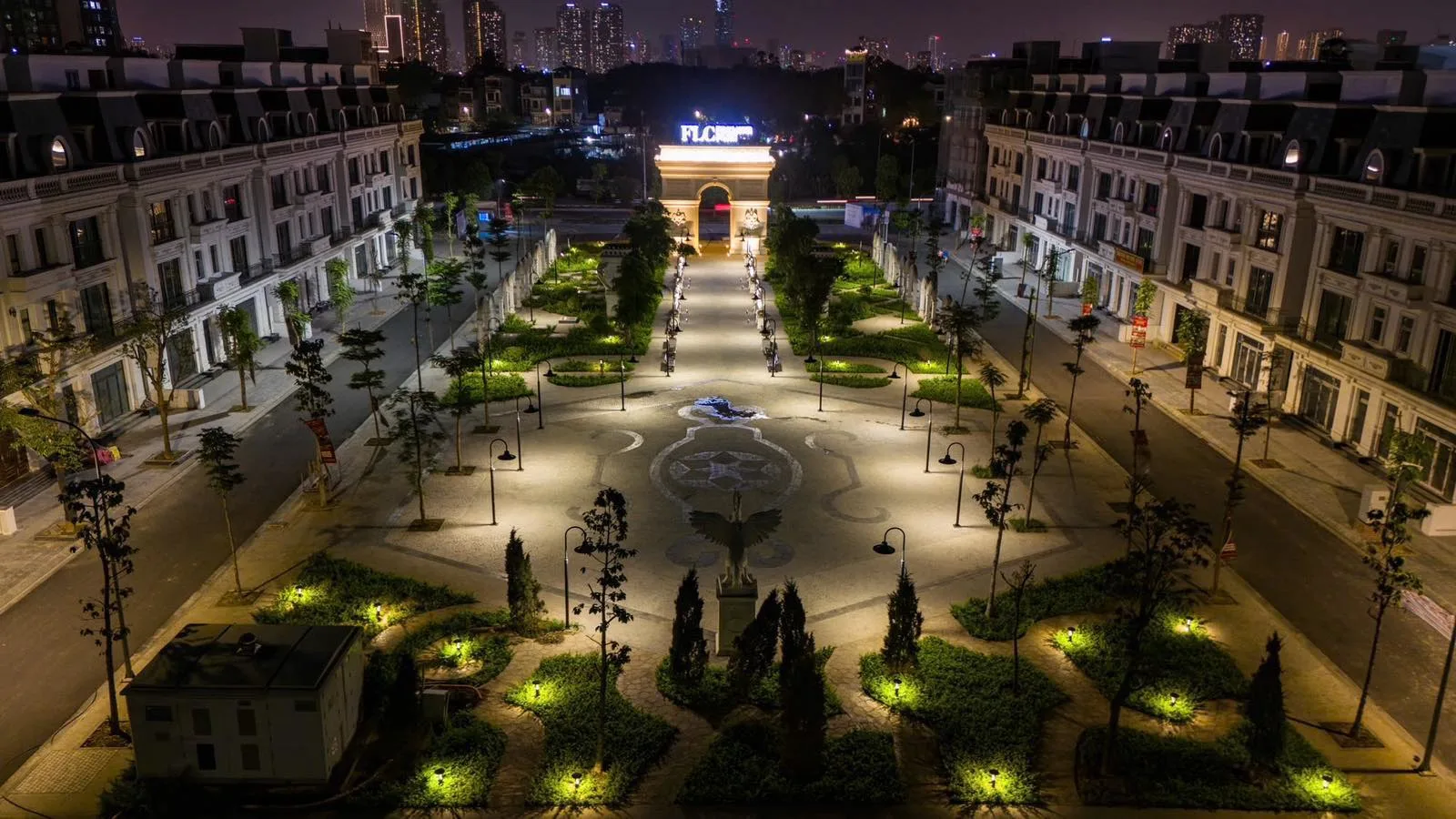 Trai-Nghiem-Hausman-FLC-quang-truong-dem-kygoibatdongsan-0838919648 Quảng trường của Hausman FLC lung linh ánh đèn về đêm, tái hiện kiến trúc Pháp cổ điển, mang đến trải nghiệm sang trọng từ kygoibatdongsan, tel: 0838919648