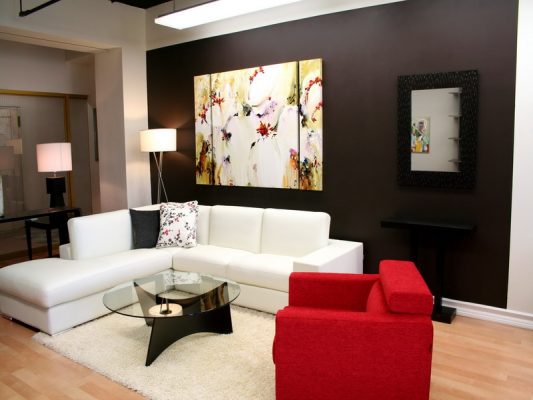 Nội thất phòng khách chung cư Hausman Đại Mỗ - Tường đen tương phản với sofa trắng và ghế đơn màu đỏ tạo điểm nhấn sang trọng - Hotline: 0838919648