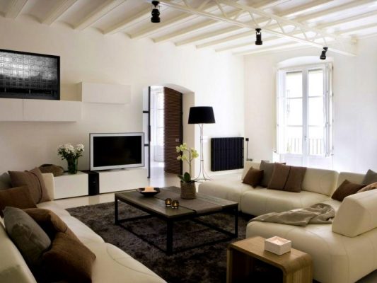 Nội thất phòng khách chung cư Hausman Đại Mỗ - Thiết kế ấm cúng tông be, thảm và gối màu cam đỏ rực rỡ - Hotline: 0838919648