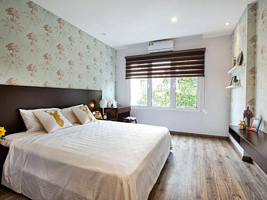 Nội thất phòng ngủ nữ tính Hausman Đại Mỗ, giường màu hồng phấn, tường giấy dán hoa văn nâu trắng và đèn lồng tròn