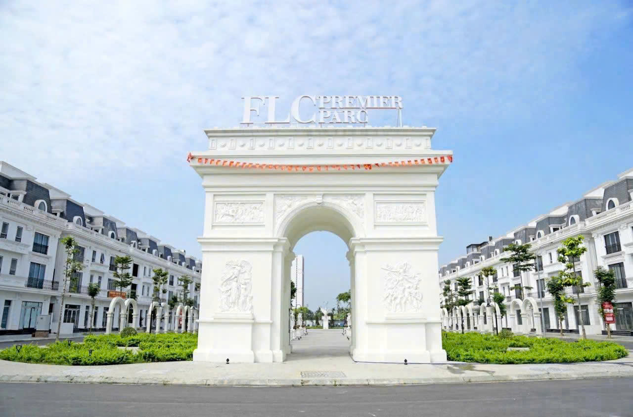 Cổng chào FLC Premier Parc phong cách Khải Hoàn Môn, biểu tượng của khu đô thị với nhiều tiện ích Hausman FLC. Liên hệ kygoibatdongsan để tư vấn