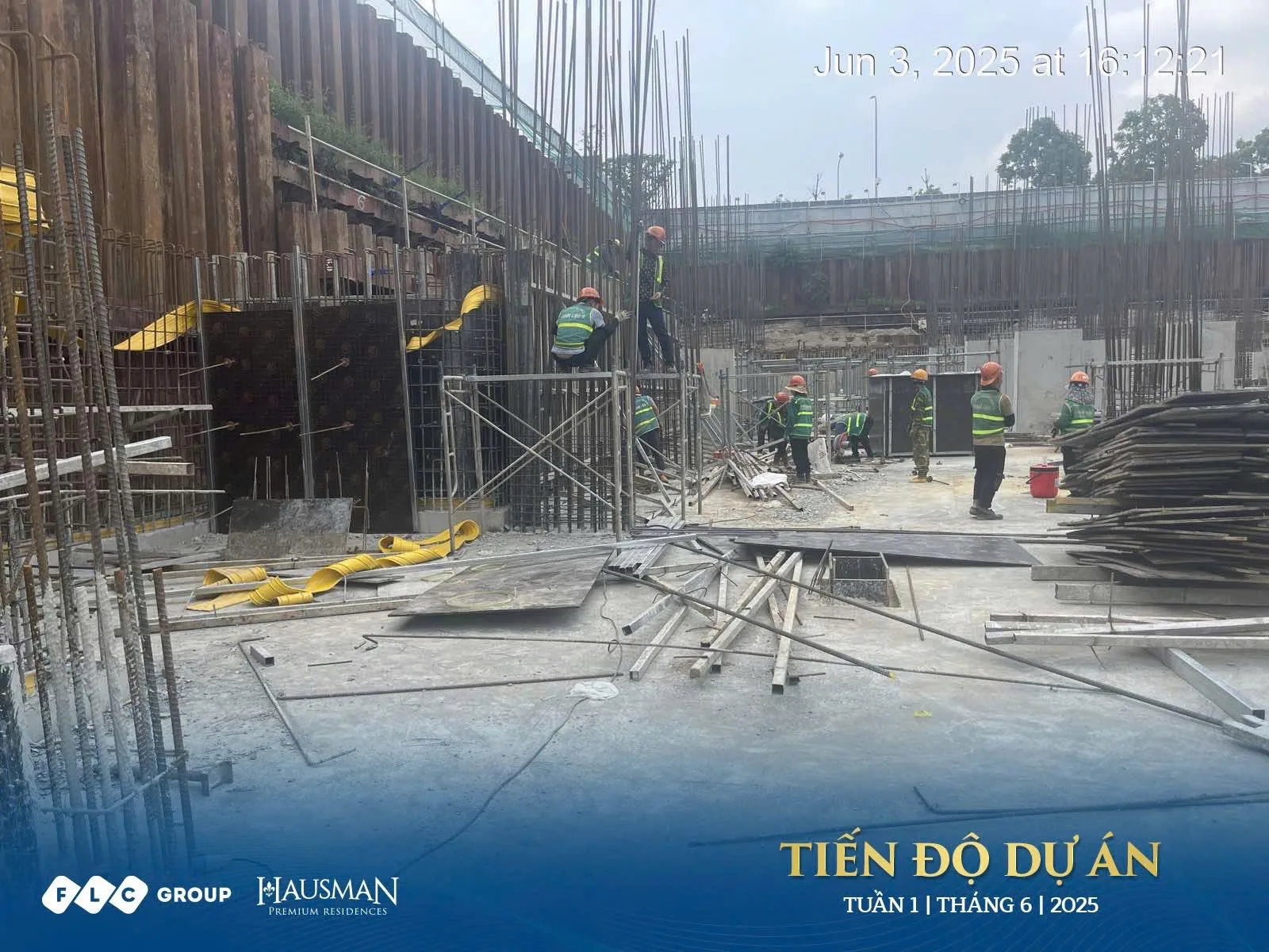 Tiến độ Hausman FLC mới nhất (10/2025): công trường, giấy phép 2 Đội ngũ công nhân Hausman FLC đang lắp đặt cốt thép tại công trường tháng 5/2025, cho thấy hoạt động xây dựng liên tục. Kygoibatdongsan 0838919648.