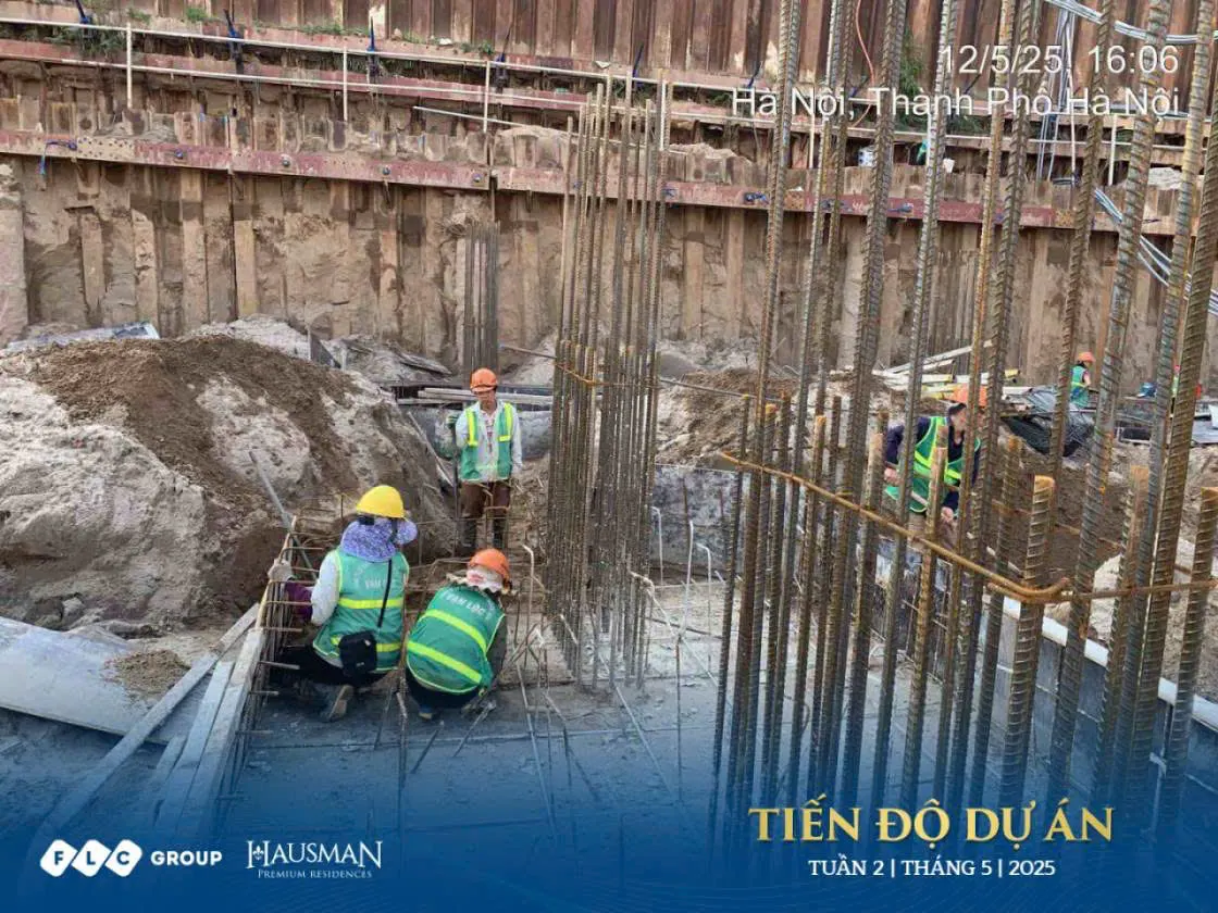 Tiến độ Hausman FLC mới nhất (10/2025): công trường, giấy phép 4 Công nhân Hausman FLC đang thi công cốt thép móng tại công trường thực tế tháng 5/2025, minh chứng tiến độ xây dựng. Kygoibatdongsan 0838919648.