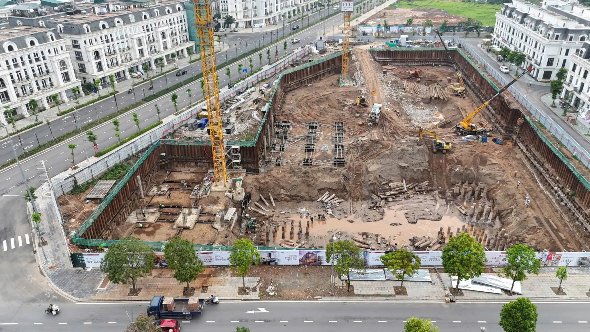 Tiến độ Hausman FLC mới nhất (10/2025): công trường, giấy phép 12 Tổng quan công trường Hausman FLC Đại Mỗ giai đoạn đào móng và thi công cọc, nhìn từ trên cao, minh chứng tiến độ thực tế. Liên hệ Kygoibatdongsan 0838919648 để xem pháp lý.