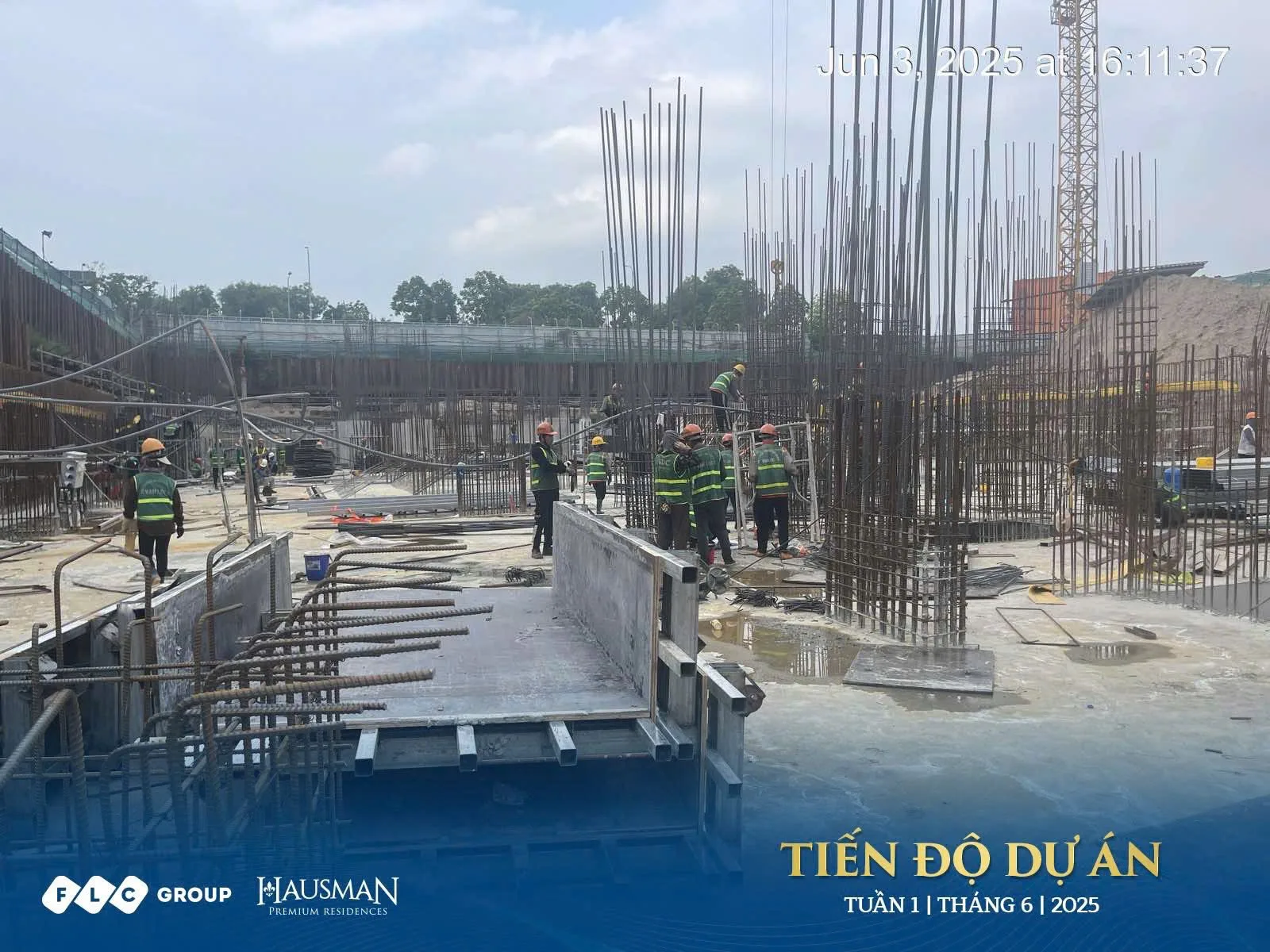 Tiến độ Hausman FLC mới nhất (10/2025): công trường, giấy phép 3 Công trường Hausman FLC Đại Mỗ đang thi công phần móng và cột, nhìn từ trên cao, thể hiện tiến độ thực tế. Liên hệ Kygoibatdongsan 0838919648 để cập nhật thông tin.
