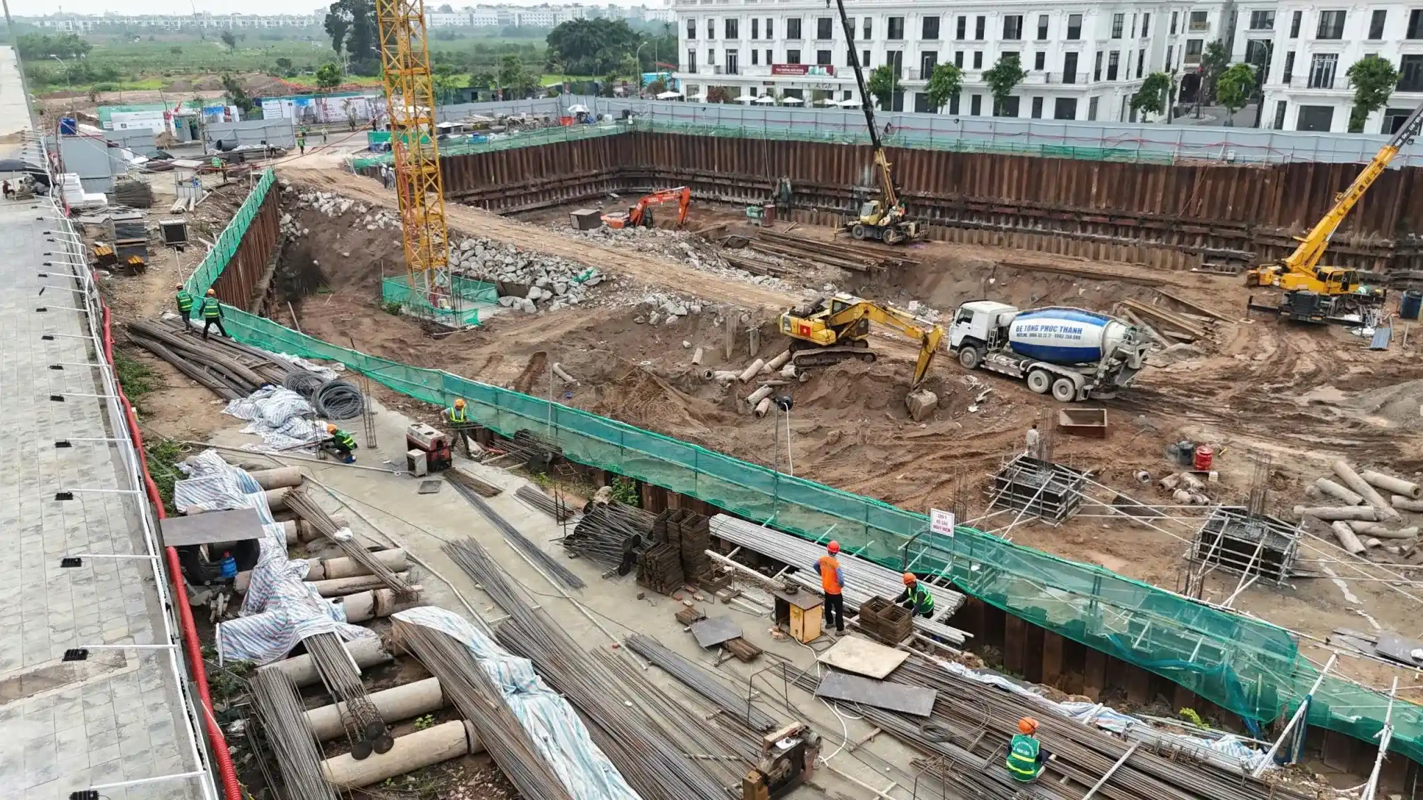 Tiến độ Hausman FLC mới nhất (10/2025): công trường, giấy phép 21 Kỹ sư và công nhân Hausman FLC giám sát thi công cốt thép tại công trường tháng 5/2025, đảm bảo chất lượng. Kygoibatdongsan 0838919648.