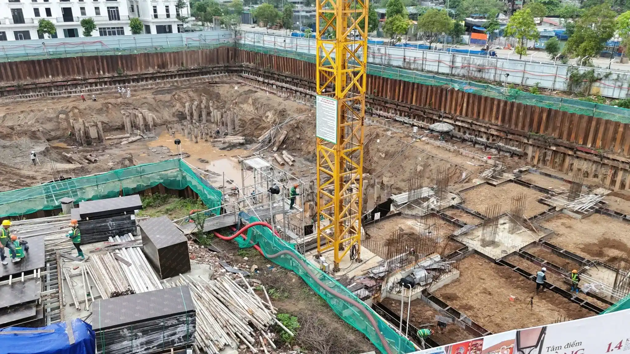 Tiến độ Hausman FLC mới nhất (10/2025): công trường, giấy phép 20 Góc nhìn trên cao kiến trúc móng và hầm đang hình thành tại công trường Hausman FLC, thể hiện sự phát triển dự án. Tư vấn đầu tư Kygoibatdongsan 0838919648.