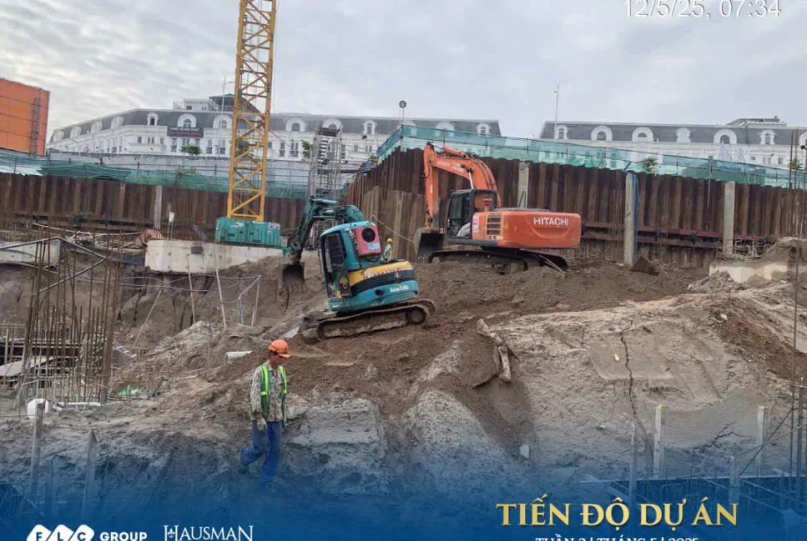 Máy xúc đang san lấp mặt bằng tại công trường Hausman FLC tháng 5/2025, chuẩn bị cho các giai đoạn tiếp theo. Kygoibatdongsan 0838919648.