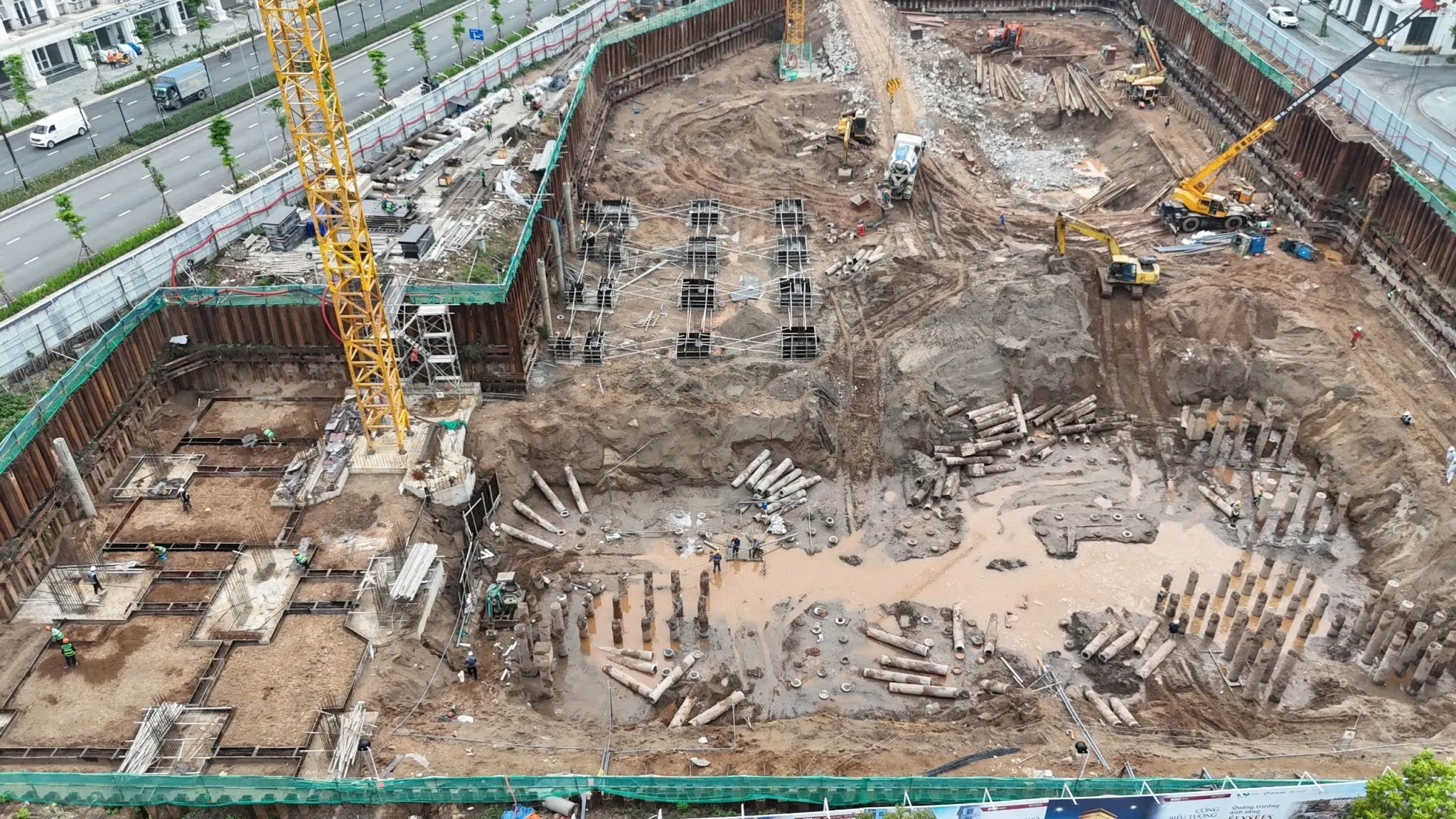 Tiến độ Hausman FLC mới nhất (10/2025): công trường, giấy phép 19 Công nhân Hausman FLC đang giám sát thi công bê tông móng tháng 5/2025, đảm bảo chất lượng công trình. Thông tin đầu tư Kygoibatdongsan 0838919648.