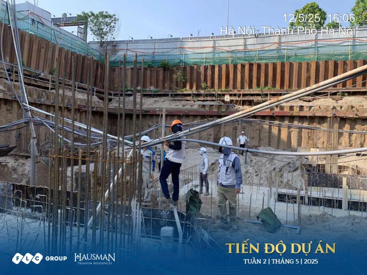 Tiến độ Hausman FLC mới nhất (10/2025): công trường, giấy phép 11 Toàn cảnh công trường Hausman FLC với vật liệu và thiết bị xây dựng, cho thấy hoạt động diễn ra sôi nổi. Tư vấn đầu tư Kygoibatdongsan 0838919648