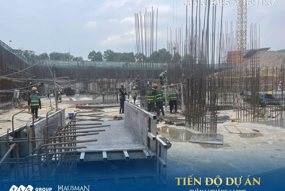 Tiến độ Hausman FLC: Hình ảnh tổng quan công trường với vật tư và hoạt động xây dựng, minh chứng cho sự minh bạch. Liên hệ Kygoibatdongsan 0838919648 để xem trực tiếp