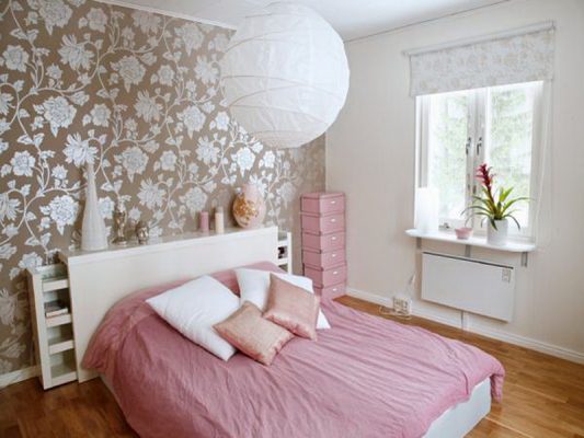 Nội thất phòng ngủ hiện đại chung cư Hausman Đại Mỗ, tường giấy dán hoa văn nhẹ, giường lớn đầu bọc da màu nâu, sàn gỗ và rèm cửa sẫm màu