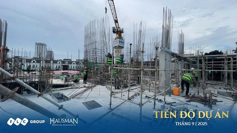 Ảnh cận cảnh tiến độ dự án FLC Hausman tháng 9/2025 – Công nhân đang lắp dựng cốt thép dầm sàn, sàn bê tông đã được đổ. Tư vấn: 0838919648.