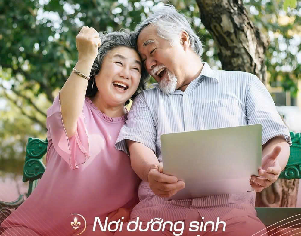 Tiện ích Hausman FLC mang đến nơi dưỡng sinh và tận hưởng tuổi vàng cho người lớn tuổi, hình ảnh cặp đôi vui vẻ dùng laptop. Tư vấn kygoibatdongsan: 0838919648