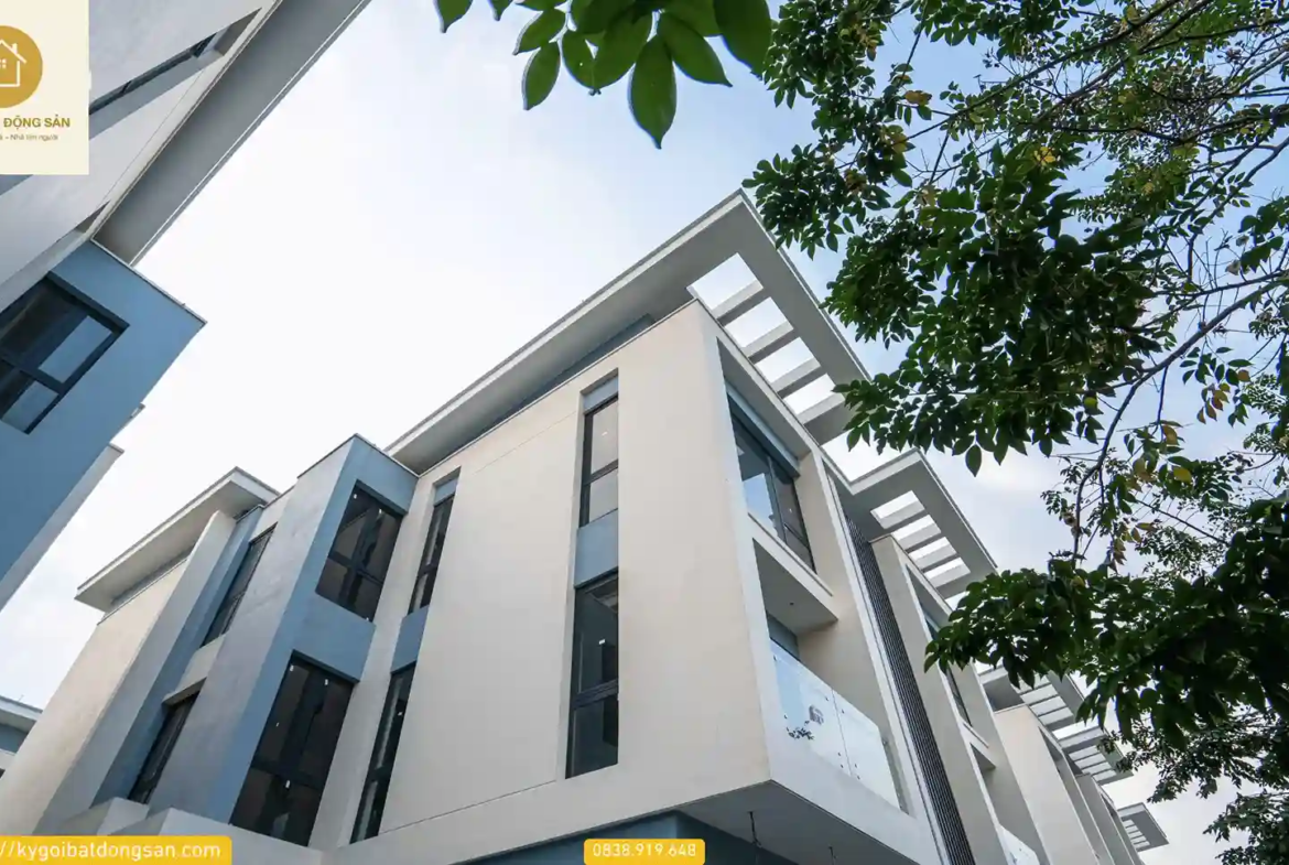 Dãy biệt thự An Quý Villa với phong cách kiến trúc hiện đại và không gian sống thoáng đãng.