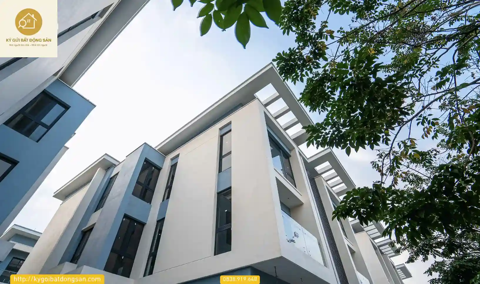 Dãy biệt thự An Quý Villa với phong cách kiến trúc hiện đại và không gian sống thoáng đãng.