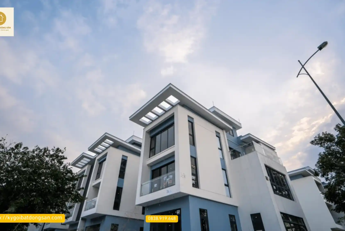 Kiến trúc hiện đại và ban công kính thoáng đạt tại dự án An Quý Villa Dương Nội.