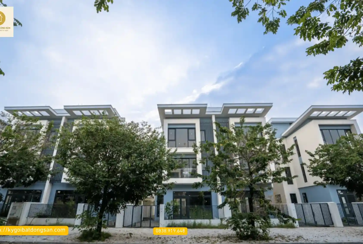 Hình ảnh thực tế căn biệt thự đơn lập An Quý Villa với thiết kế hiện đại 3 tầng 1 tum.