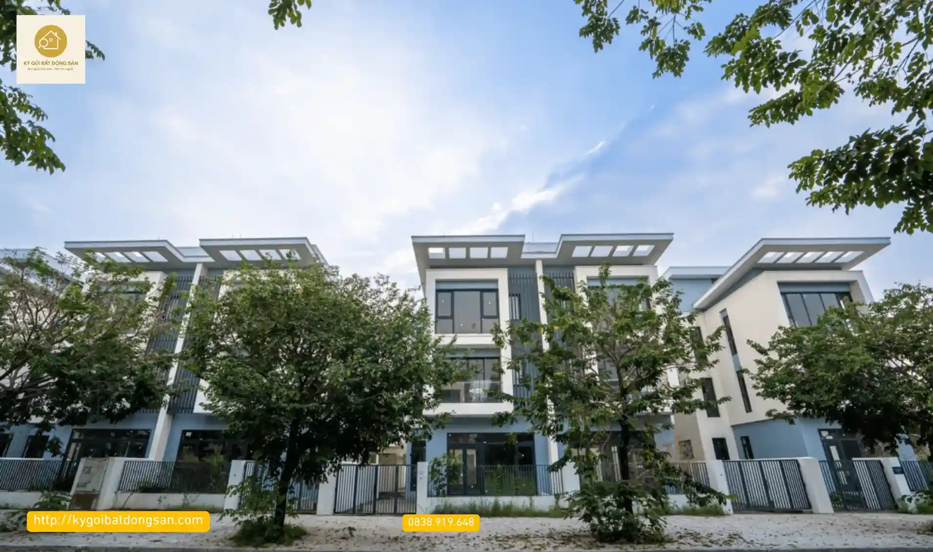 Hình ảnh thực tế căn biệt thự đơn lập An Quý Villa với thiết kế hiện đại 3 tầng 1 tum.