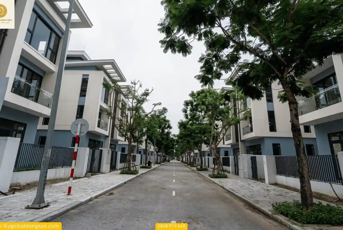 Không gian xanh và hồ điều hòa bao quanh khu biệt thự An Quý Villa Nam Cường.