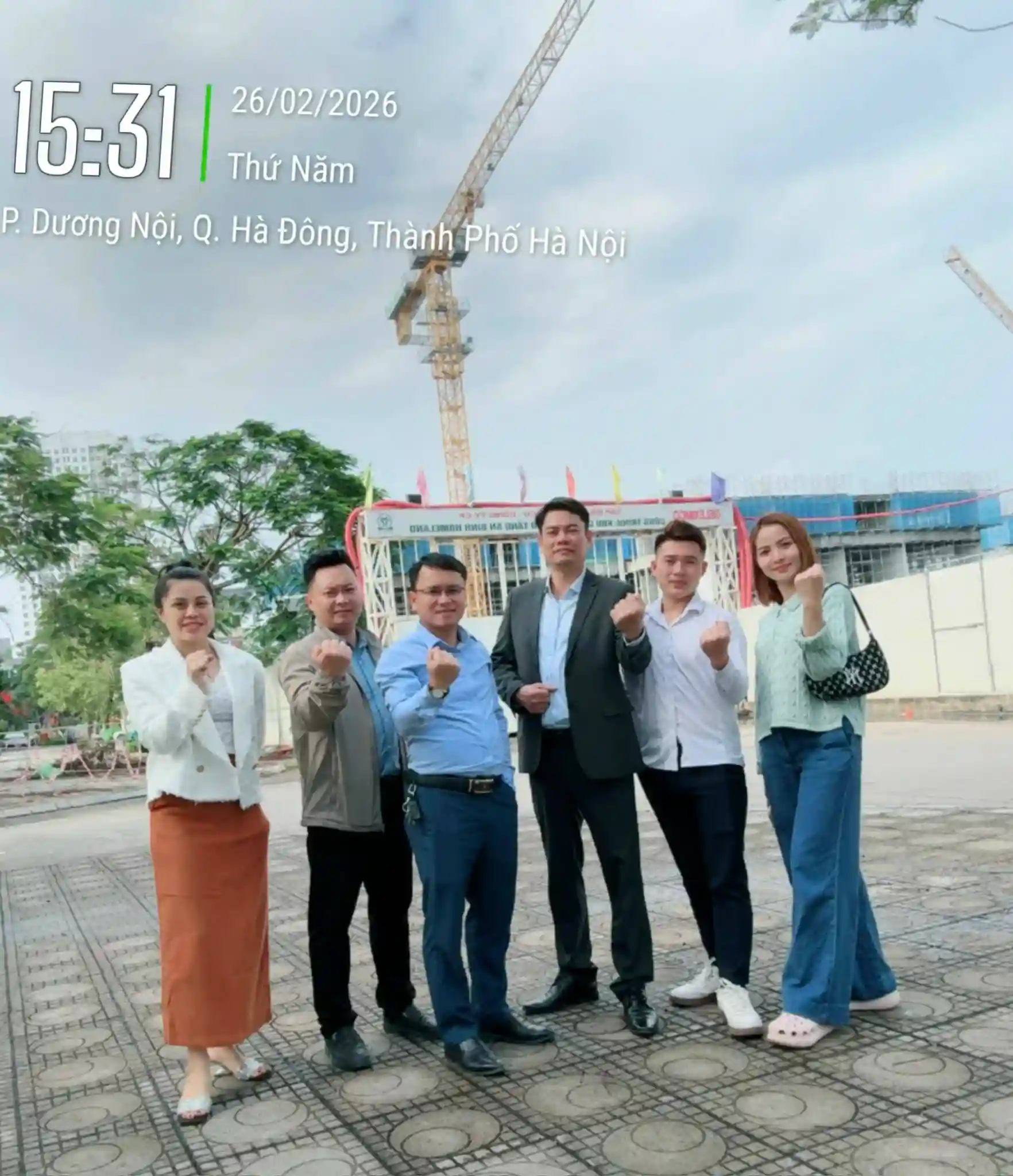 Đội ngũ chuyên gia tư vấn trực tiếp chính sách bán hàng An Bình Homeland và hỗ trợ khách hàng tham quan thực tế tại công trường dự án.